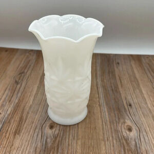Vintage (60s) Hazel Atlas Milk Glass Vase in Starburst white